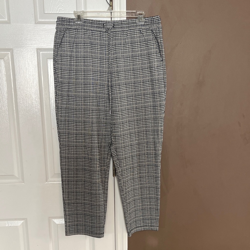 Time and Tru Women's Black and White Checkered Cropped Pants